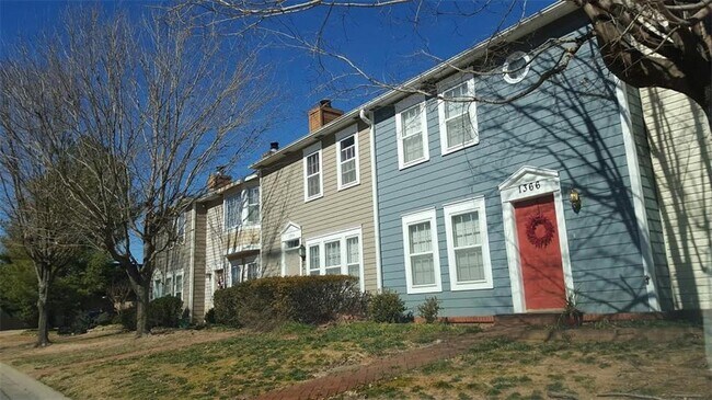 Photo - 1366 E Masonic Dr
