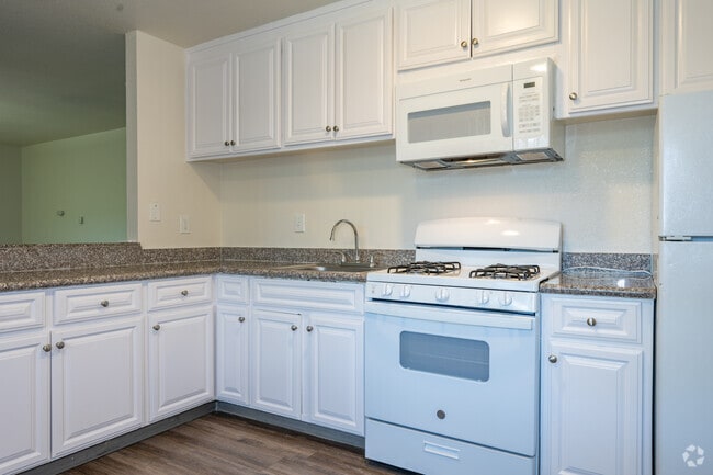 2BR, 1BA - 850SF - Kitchen/Dining Room