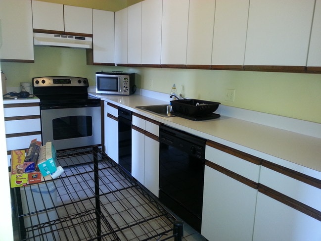 Kitchen - 1425 Hopkins St NW Unit 402