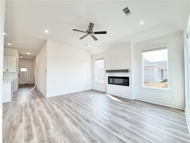 Building Photo - 569 W Canada Dr