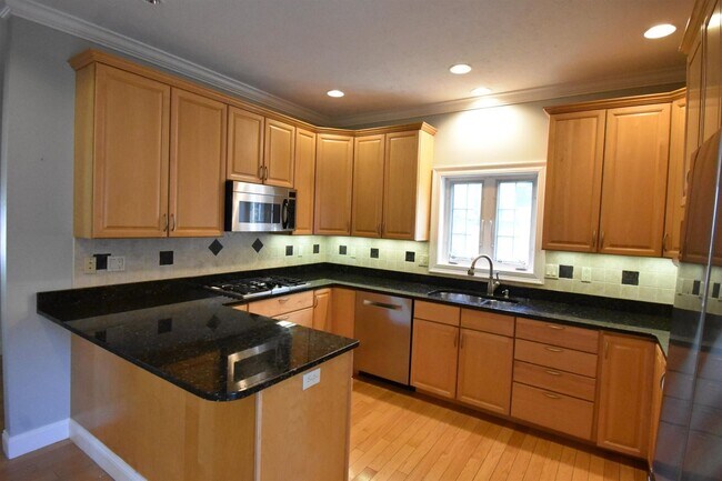 Photo - 2246 Elm St