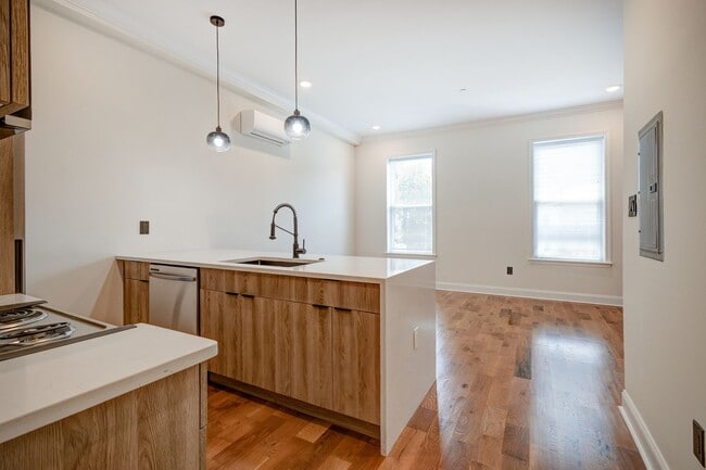 Photo - 2841 W Diamond St Unidad B