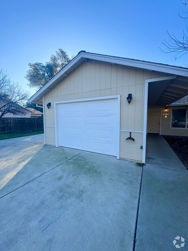 Building Photo - Spacious Duplex in East Redding!! Unit B Rental