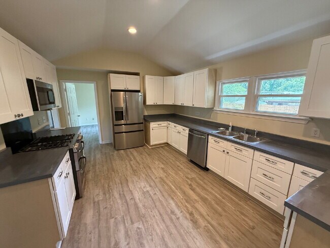 Nice 5 bedroom , 3 bath home located in Mobile.

$75 per applicant