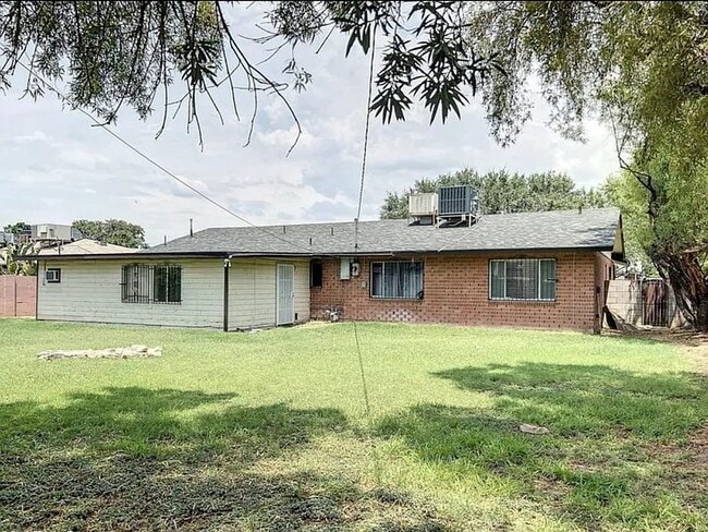 4437 E Clarendon Ave