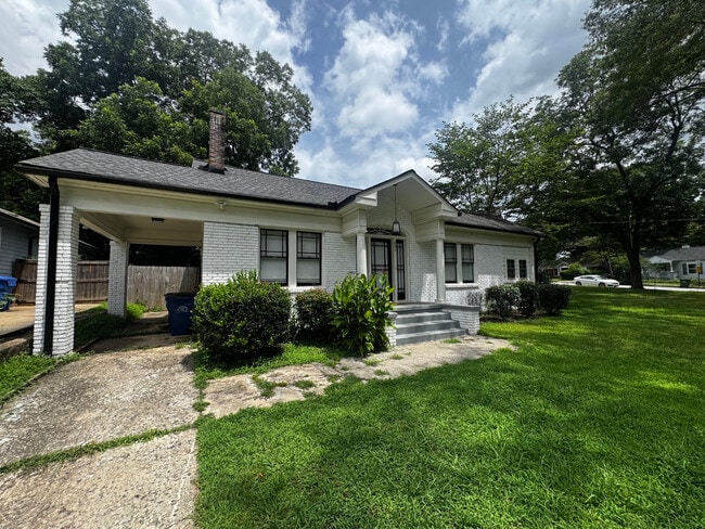Photo - Room in House on Evans Dr SW