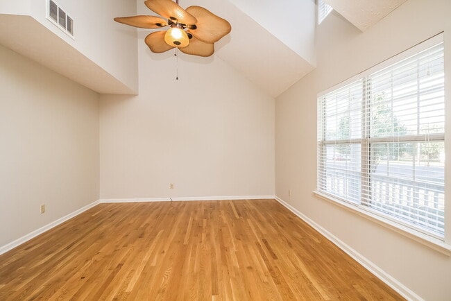 Photo - 300 Vernon Traylor Dr