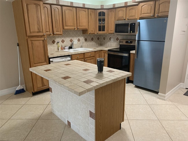 Building Photo - 253 S Cypress Rd Unit 225