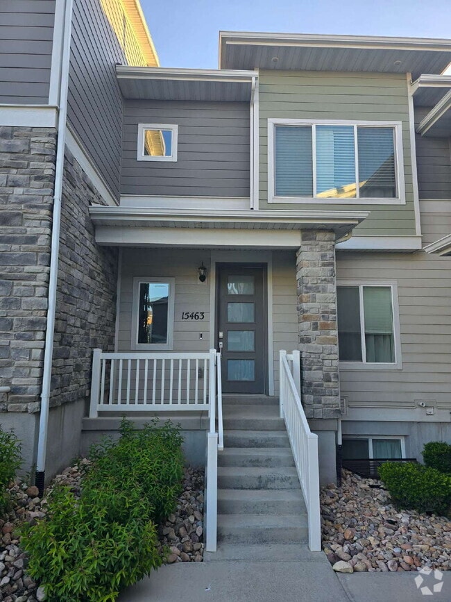 Building Photo - "Chic 3-Bed Townhouse with Pool Access in ...