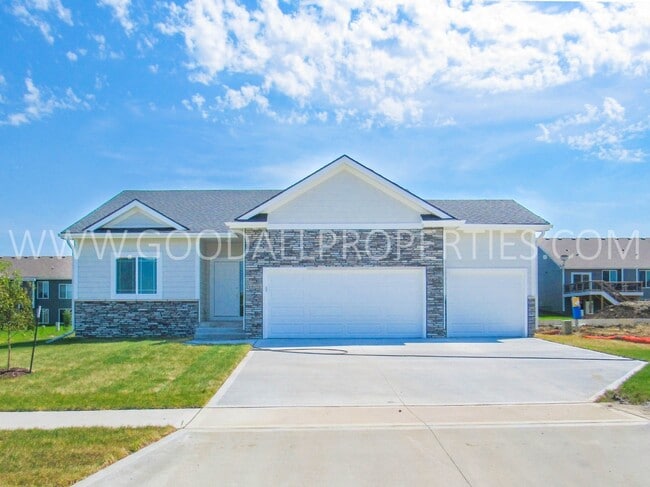 Building Photo - 4 Bedroom Ranch Home in Clive. Over 2000 s...