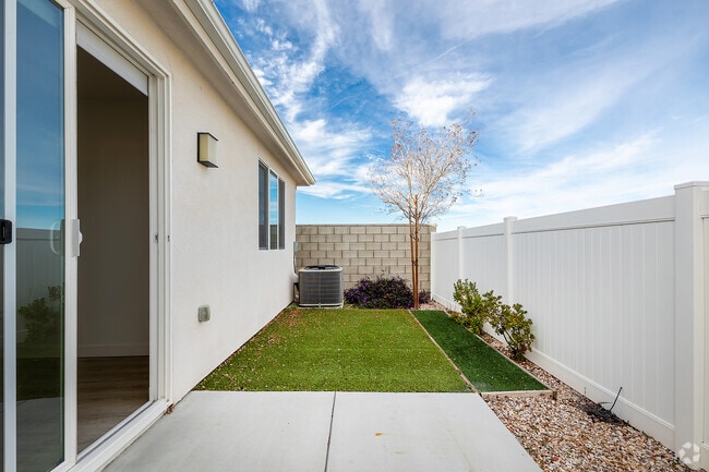 2BR, 2BA - 977SF - Patio