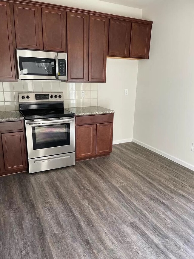 Room in Townhome on Johns Walk Way