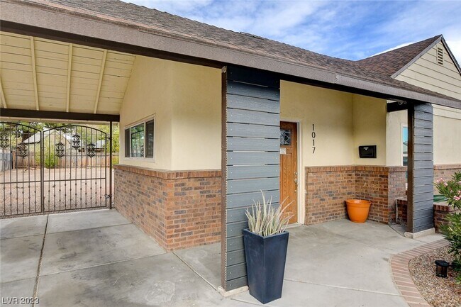 Photo - 1017 E Oakey Blvd