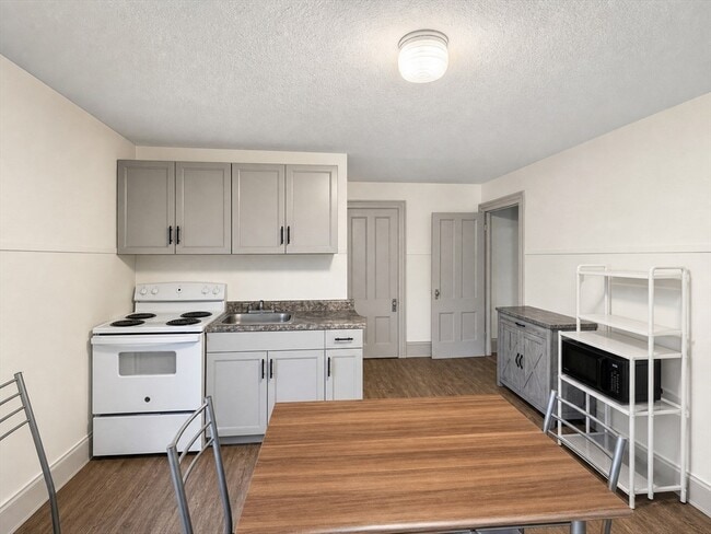Photo - 121 Thorndike St Unit 3L