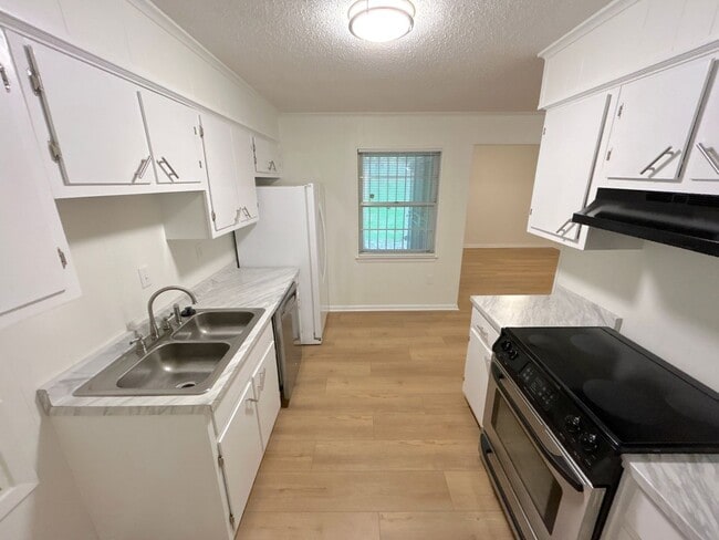 Photo - 1885 Dessa Dr