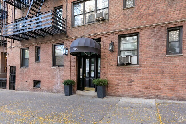Photo - 208 E 70th St