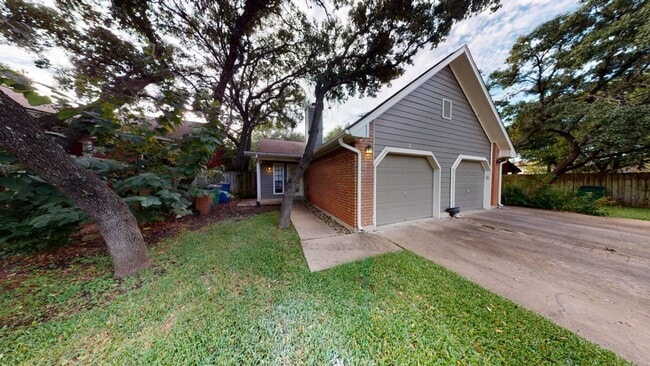 Building Photo - Townhouse available in Great North Austin ...
