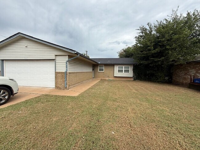 Building Photo - 3 bedrooms - 1.5 baths - Wood-look Floors ... Rental