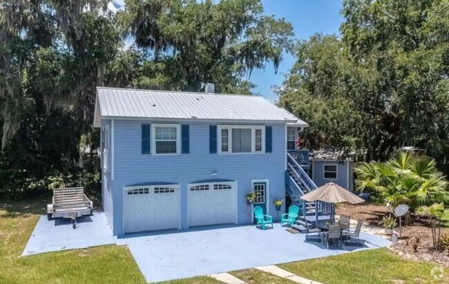 Building Photo - Charming Carriage House