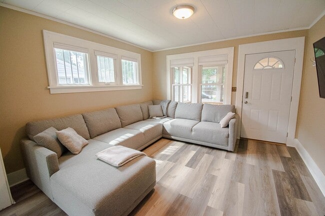 Photo - 610 Lyndale St