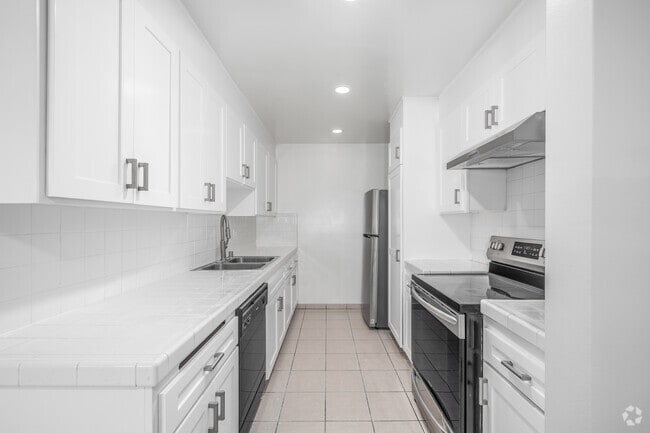 1BR, 1BA - 900SF - Kitchen