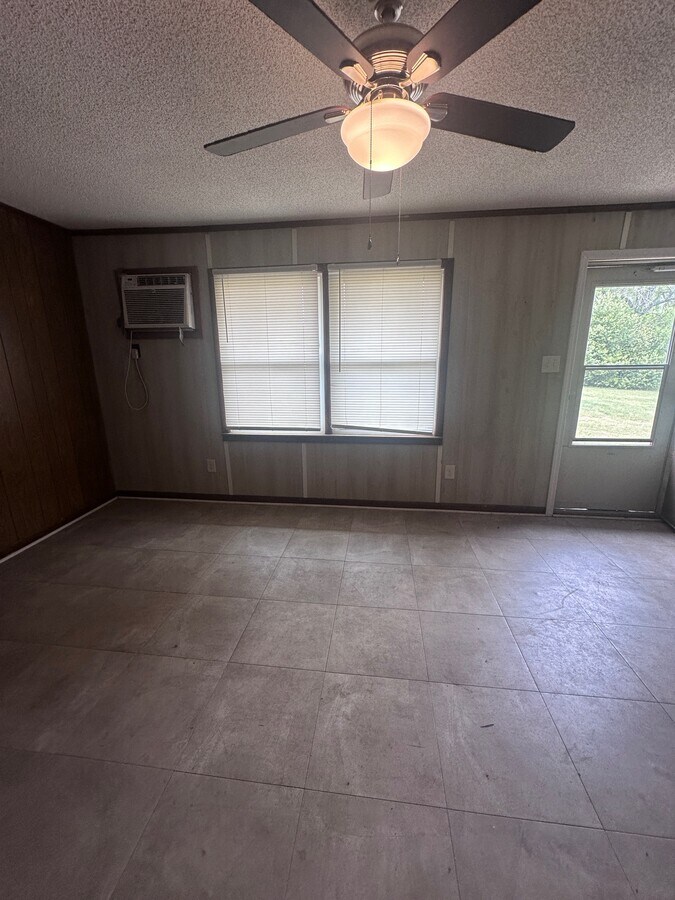 Photo - 1047 Rulnick St