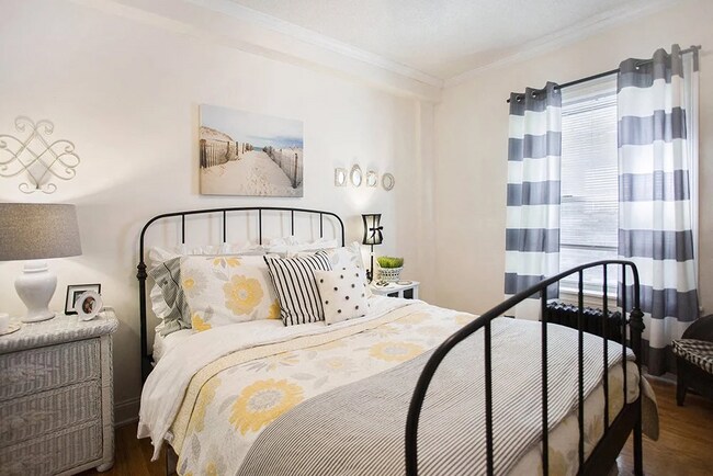 Photo - 901 W Argyle St