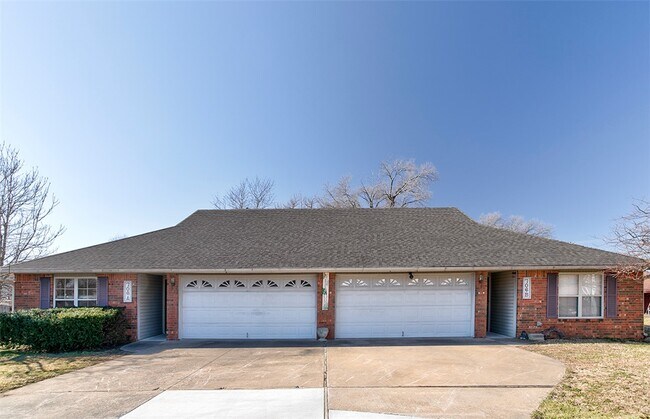 Photo - 706 Meghan St