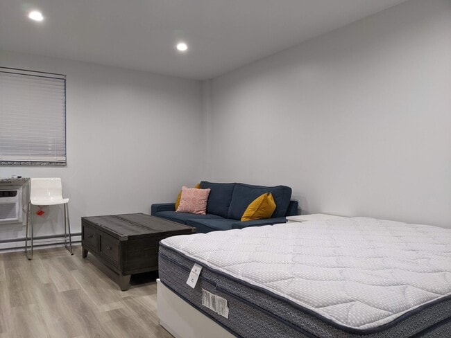 Área de estar y dormitorio - 522 E College Ave Unidad 306 Rental