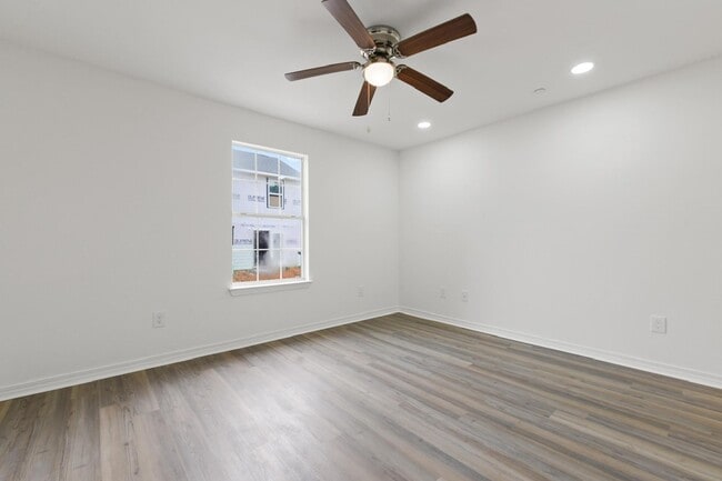 Photo - 957 Middle Ln