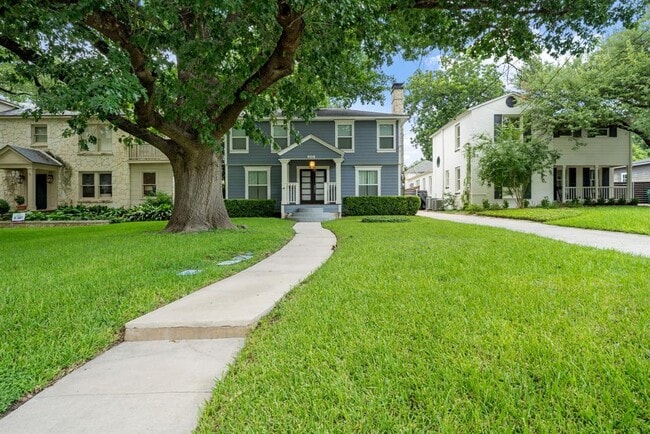 Photo - 215 College Blvd House