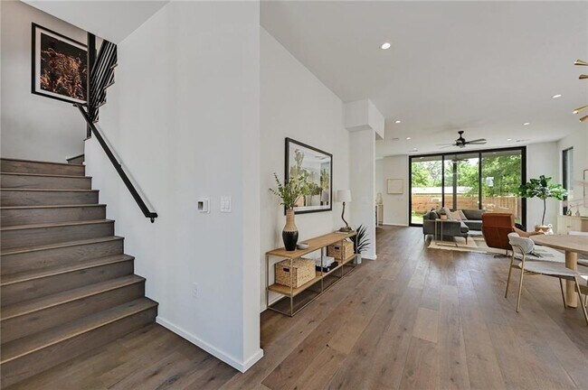 Photo - 1904 Collier St