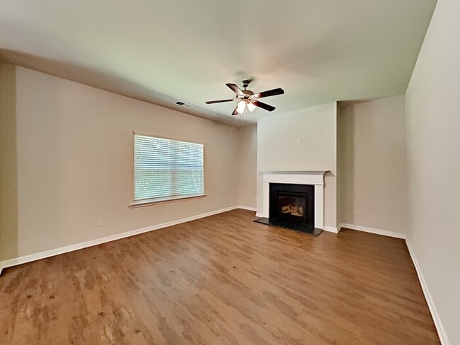 Photo - 385 Yasmine Cove