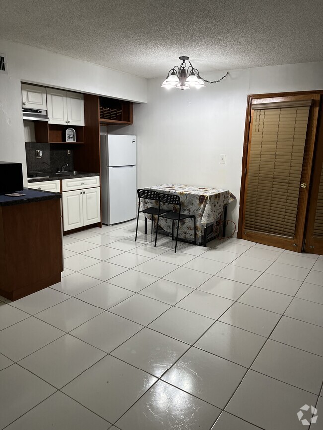 Building Photo - 5033 NW 7th St Unit Moon towers Rental