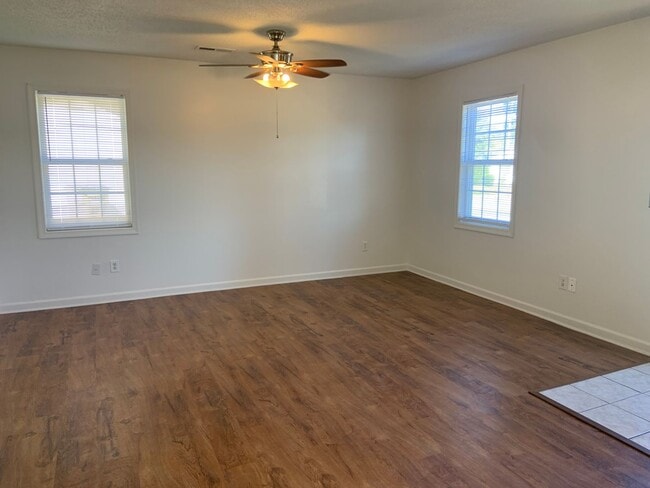 Photo - 4 Bedroom Home close to HWY 421 & I40