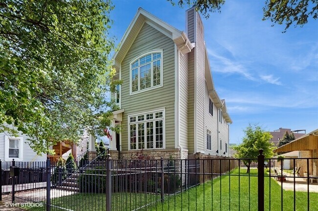 Photo - 2215 W Barry Ave House