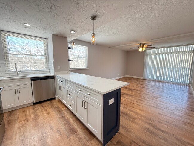 Large peninsula for entertaining