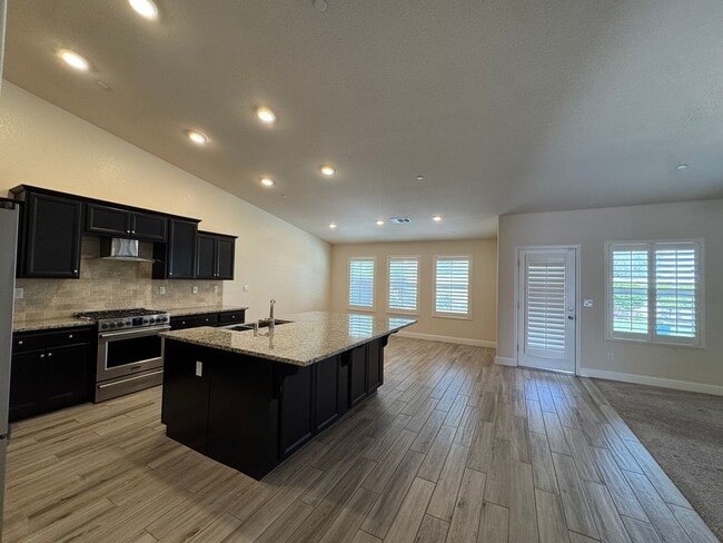 Photo - 391 Maclure Ave