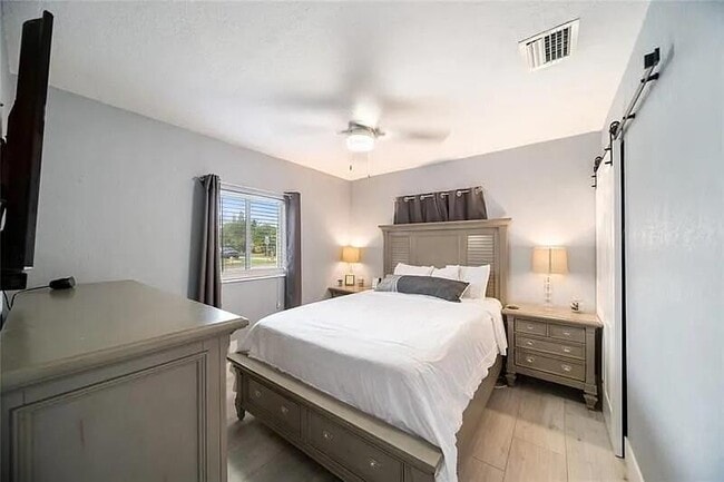 Photo - 320 NE 60th St