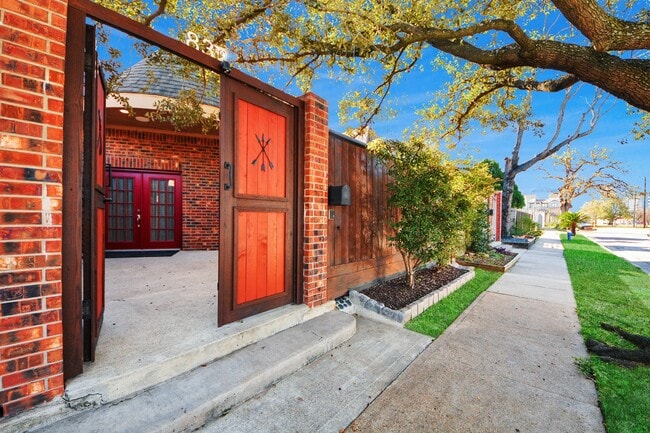 Photo - 832 W 27th St