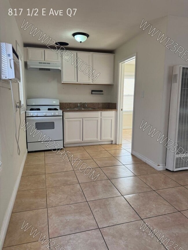 Photo - 817 1/2 E Ave Q7-