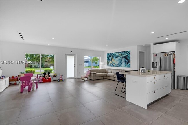 Southwest 164th Street, Miami, FL 33157 - 3 BR 3 BA single-family home