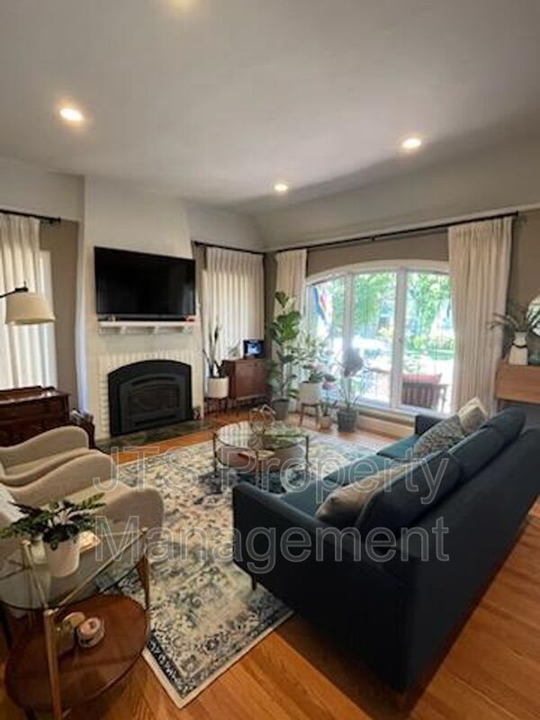 Photo - 937 Sonoma Way