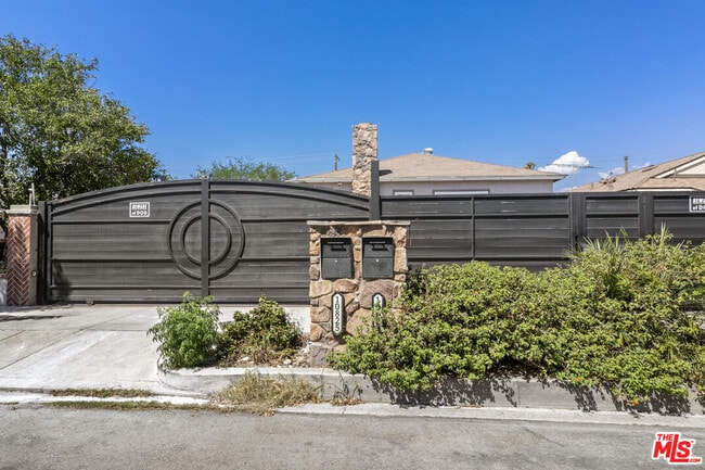 Photo - 10823 Cantara St