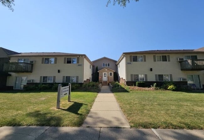Building Photo - 820 Edgebrook Dr