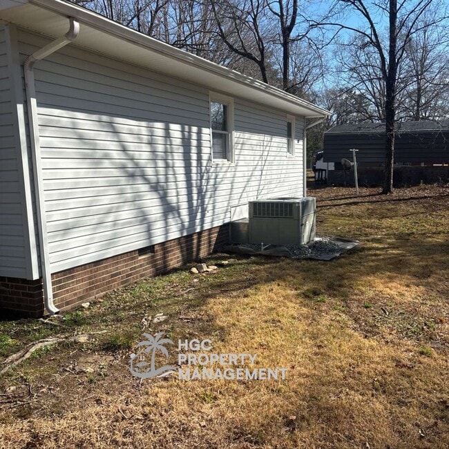 Photo - 404 Miles St