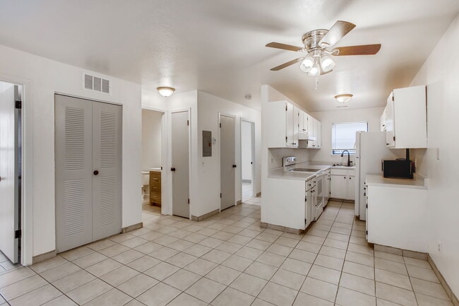 Building Photo - 225 E 8th Ave Unit 225 E. 8th  C1