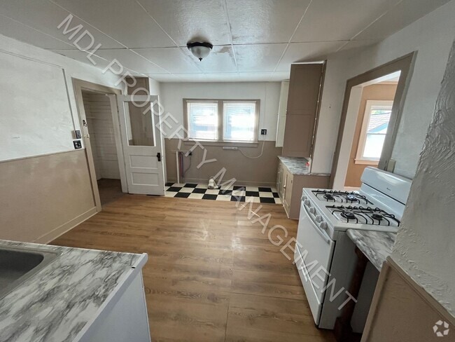 Building Photo - 2 Bedroom 1 Bath Apartment w/ Basement