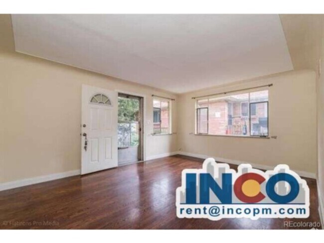 Building Photo - Light & Bright 2 bed 1 bath apartment clos...