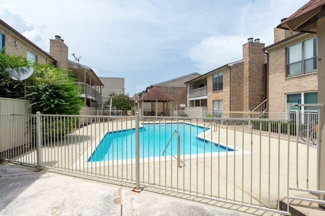 Building Photo - 2110 Wilcrest Dr Unit 112 Rental